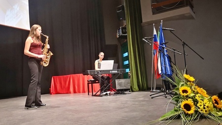 Mila Coklin, saksofon in Barbara Verhovnik, klavir